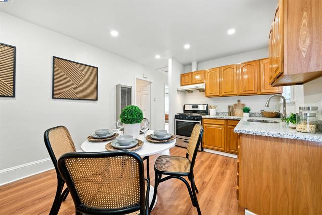 2539 Grande Vista Ave, Oakland CA: https://media.crmls.org/mediaz/44a1a70c-c2d8-4b41-a93a-6bb2584024eb.jpg