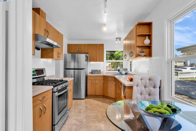 205 Julius St, San Leandro CA: https://media.crmls.org/mediaz/44a23dbe-f493-4007-86a8-f1c779bf06e7.jpg