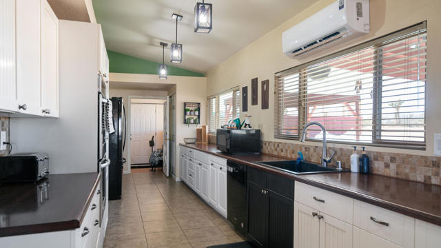 58189 Sunny Sands Drive, Yucca Valley CA: https://media.crmls.org/mediaz/44a274c7-2525-4867-af90-4580feddae19.jpg