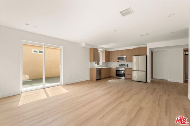 5910 1/2 Mammoth Avenue, Sherman Oaks CA: https://media.crmls.org/mediaz/44a2a392-2da1-4432-b139-e88bf1862c2a.jpg