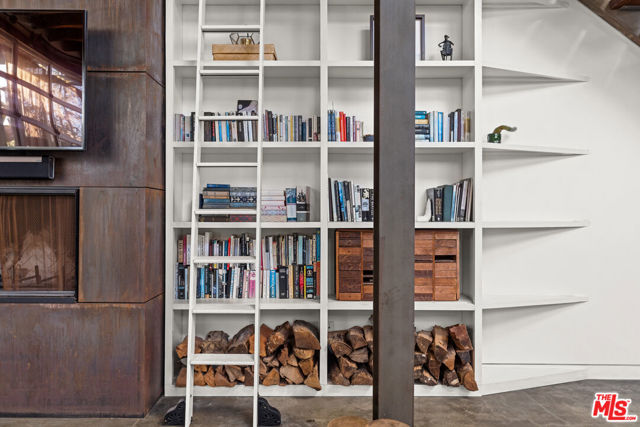 25 Brooks Avenue, Venice CA: https://media.crmls.org/mediaz/44a35f48-e4fe-4795-bdff-1ca46fa7cde1.jpg