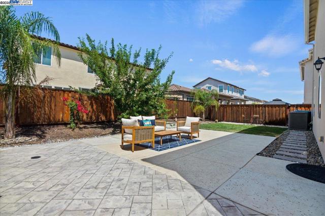 5352 Guenoc Valley Ln, Antioch CA: https://media.crmls.org/mediaz/44a499c7-7c13-4649-a6e1-45def27856ef.jpg