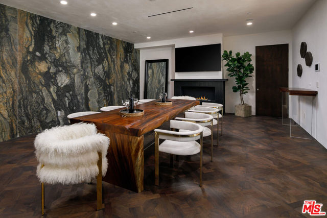 10697 Somma Way, Los Angeles CA: https://media.crmls.org/mediaz/44a54ac0-518f-4573-8b30-f5ecd776c496.jpg