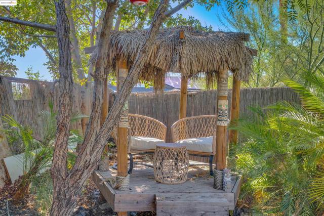 235 Pecan Pl, Brentwood CA: https://media.crmls.org/mediaz/44a59e0e-b32c-463f-9bf7-ffde0798c1d4.jpg