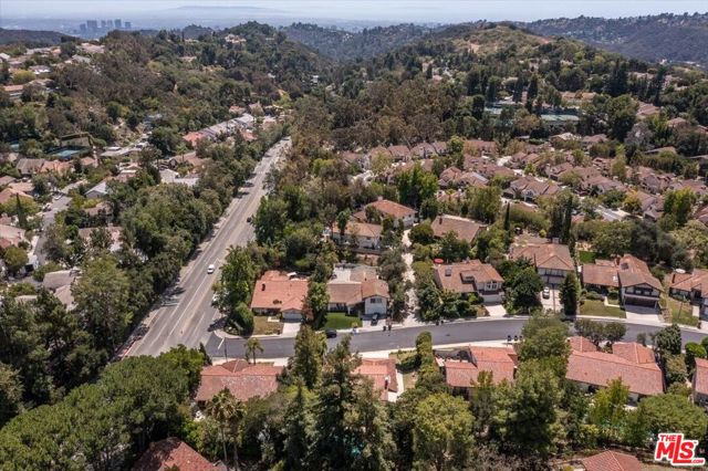 10411 Windtree Drive, Bel Air CA: https://media.crmls.org/mediaz/44a5ee7b-3ae9-406a-99af-adf7ed6b790e.jpg