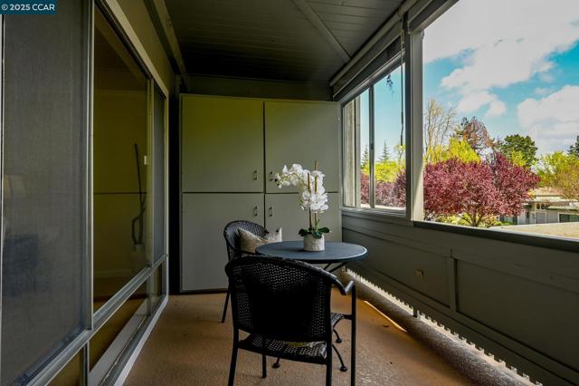 1549 Oakmont Dr, Walnut Creek CA: https://media.crmls.org/mediaz/44a63f3a-1024-4544-a079-c59a1926a9ec.jpg