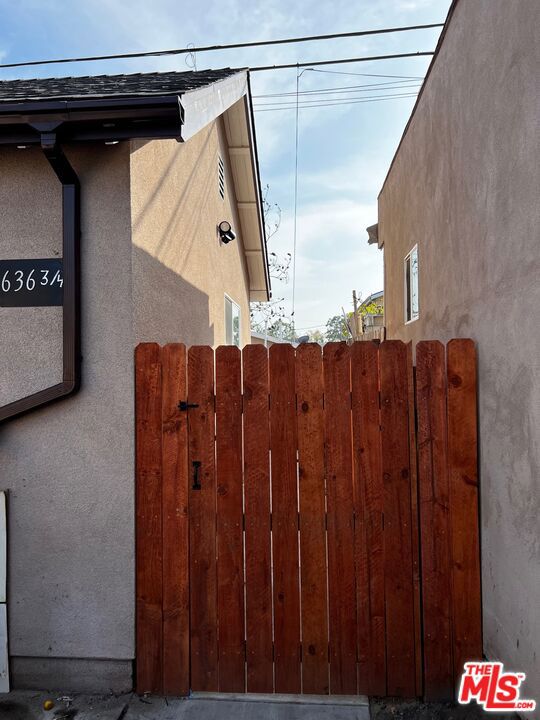 636 3/4 E 87th Street, Los Angeles CA: https://media.crmls.org/mediaz/44a68810-8196-4741-9bcc-96b83205d145.jpg