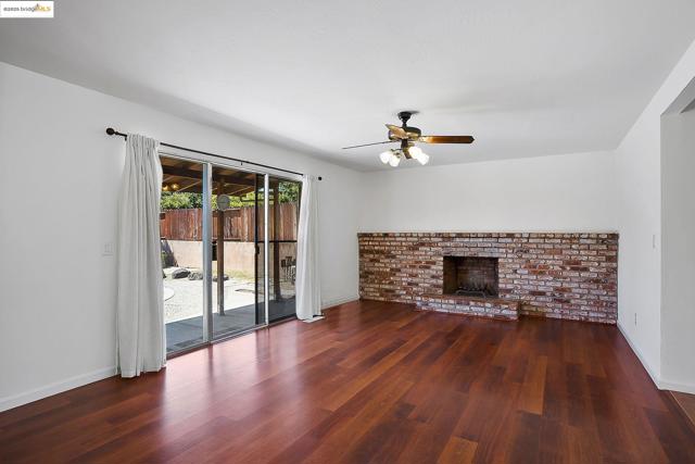2125 Robles Dr, Antioch CA: https://media.crmls.org/mediaz/44a80f56-f45b-4b5e-b8f6-7eff0edd350d.jpg
