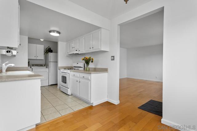 709 Sunflower St, Encinitas CA: https://media.crmls.org/mediaz/44a8a783-5369-42d4-ba0b-ed73e14277c3.jpg