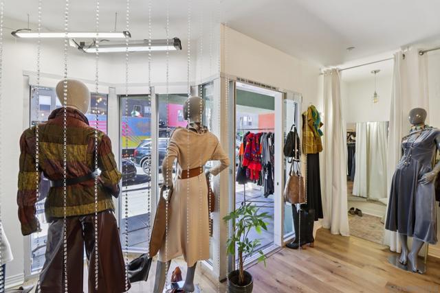 1501 India St, San Diego CA: https://media.crmls.org/mediaz/44a8c52b-e7ac-464b-9623-05bfc12d65f7.jpg