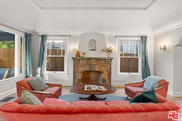 646 N Dillon Street, Los Angeles CA: https://media.crmls.org/mediaz/44a8e54f-1cda-495d-865e-1644c89caee2.jpg