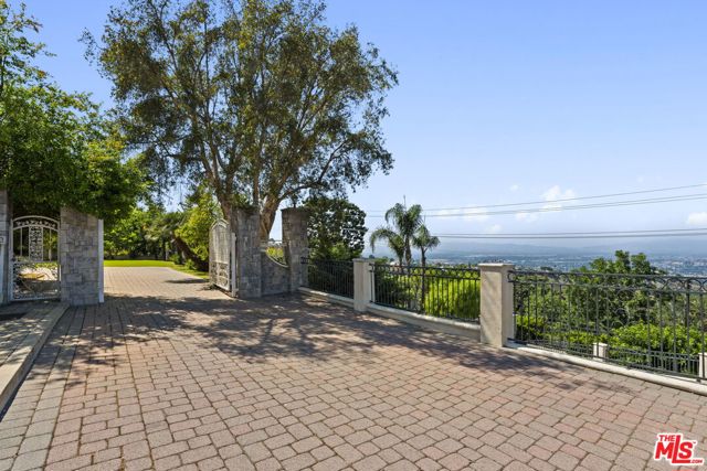 14330 Mulholland Drive, Los Angeles CA: https://media.crmls.org/mediaz/44a9d6dc-64dc-4d48-bb5e-3a48aca1b610.jpg