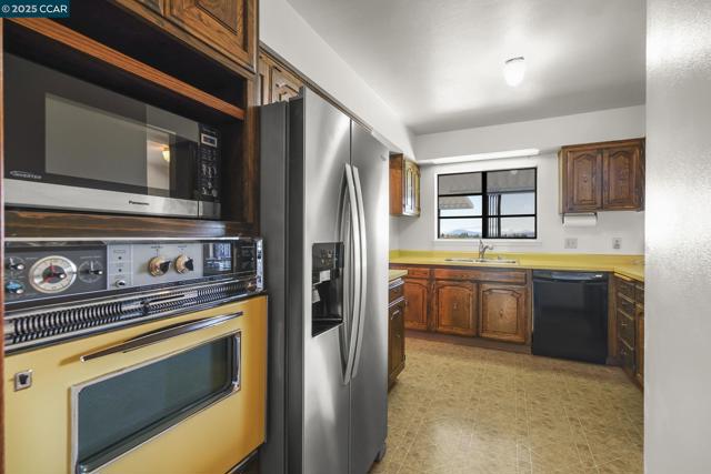 801 Laurel Ct, Rodeo CA: https://media.crmls.org/mediaz/44aaad6a-3857-4213-ba7b-08c41ba1db5f.jpg