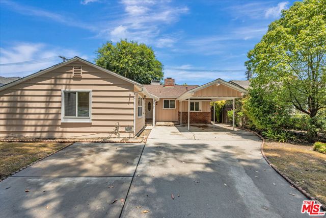 22125 Costanso Street, Woodland Hills CA: https://media.crmls.org/mediaz/44ab0f38-3ff6-4880-a1b8-3690af59ff26.jpg