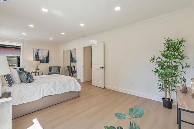 6927 Sunkist Dr, Oakland CA: https://media.crmls.org/mediaz/44ac0d99-5c02-46f1-83d1-bc7756b94afe.jpg