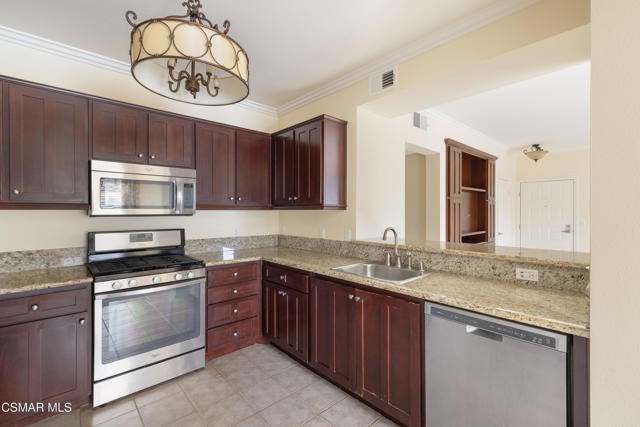 485 Country Club Drive, Simi Valley CA: https://media.crmls.org/mediaz/44ac8ac7-f980-4bd8-8431-28178faeb6f0.jpg