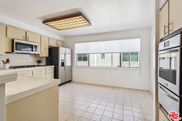 13065 Mindanao Way, Marina del Rey CA: https://media.crmls.org/mediaz/44ac8fcf-fac9-4801-b251-b883a16c6483.jpg
