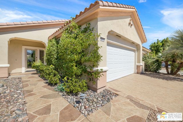 78712 Postbridge Circle, Palm Desert CA: https://media.crmls.org/mediaz/44ad02a3-6111-4852-9748-6bb81b1f320c.jpg