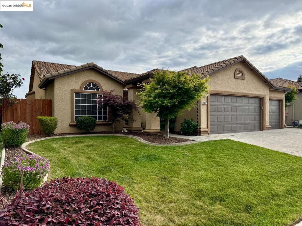 2077 Butterfield LN