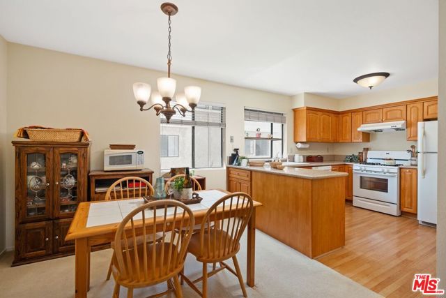 555 West Wilson Avenue, 2 photo 5