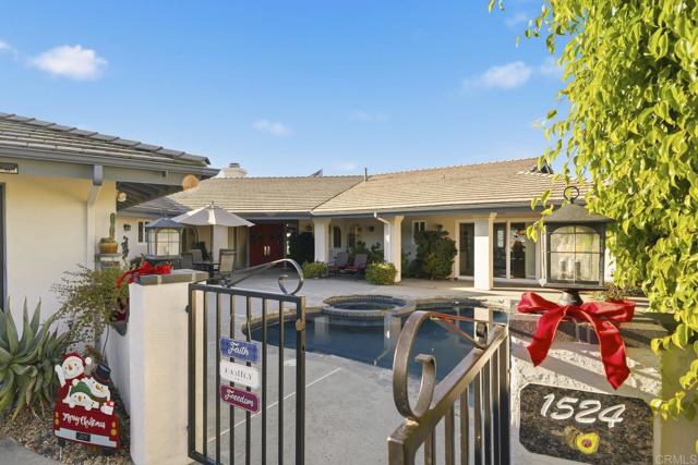 1524 Zutano Lane, Fallbrook CA: https://media.crmls.org/mediaz/44add8ed-b4ab-4309-83de-4c937a935b03.jpg