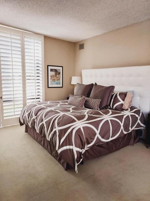 910 Island Drive, Rancho Mirage CA: https://media.crmls.org/mediaz/44ade4f0-0e8a-485c-9e44-72b683dc42e2.jpg