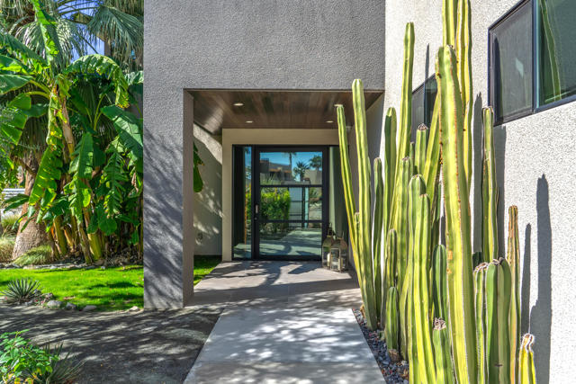 427 N Avenida Caballeros, Palm Springs CA: https://media.crmls.org/mediaz/44af1006-fa36-4a87-a3e1-0307e1f73897.jpg