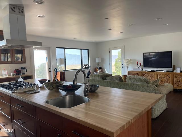 2170 Aliso Park Road, Cuyama CA: https://media.crmls.org/mediaz/44af6ebe-3df5-4b5a-b346-1c55eae668e0.jpg