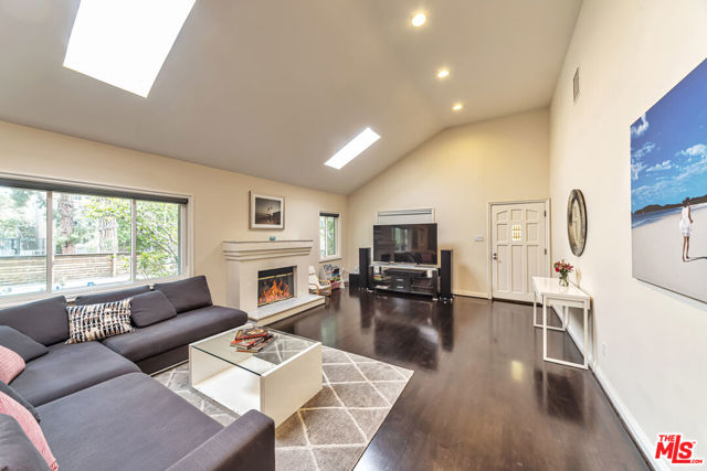 3938 Tracy Street, Los Angeles CA: https://media.crmls.org/mediaz/44afaded-be31-4d81-badc-d4ec9a0e2fde.jpg