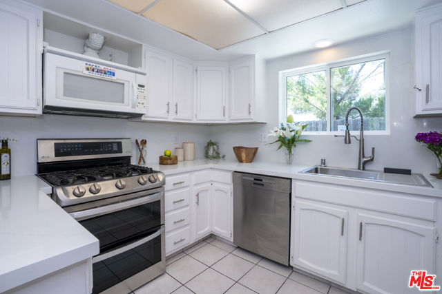 353 Mavis Drive, Los Angeles CA: https://media.crmls.org/mediaz/44b1044f-1fee-4333-9a2a-1388b9a51695.jpg