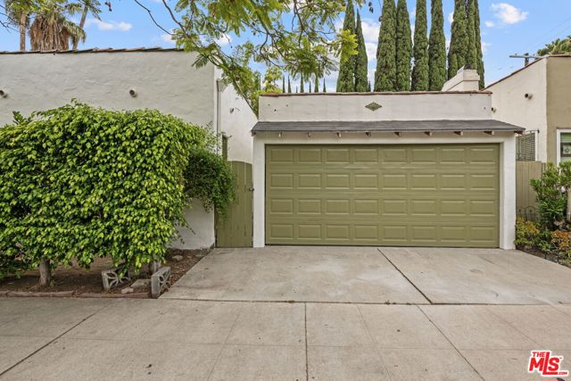 951 N Martel Avenue, Los Angeles CA: https://media.crmls.org/mediaz/44b1051f-26f0-4761-a8c4-571f0f7bc9ab.jpg