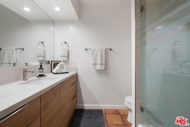 1015 N Kings Road, West Hollywood CA: https://media.crmls.org/mediaz/44b11cbc-dc07-4c27-893a-2f08fb5a3f6e.jpg