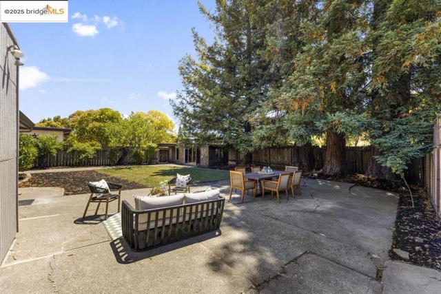 615 Manuel Dr, Novato CA: https://media.crmls.org/mediaz/44b17179-c88a-40f5-85fe-6c6181e6192b.jpg