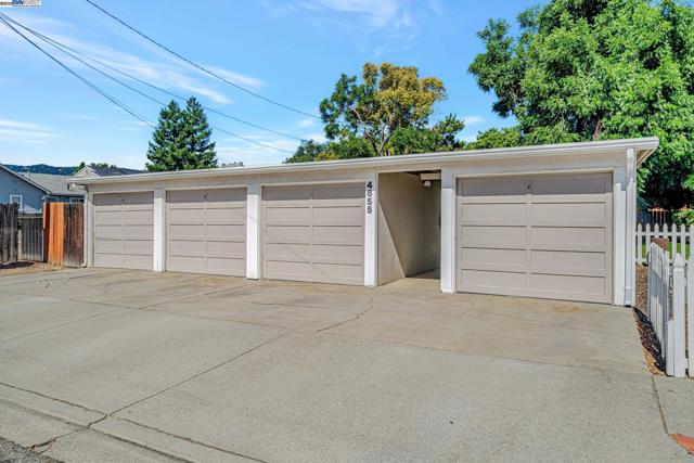 4655 Augustine St, Pleasanton CA: https://media.crmls.org/mediaz/44b28abd-2755-4d56-8b96-aecd5ec27e5a.jpg