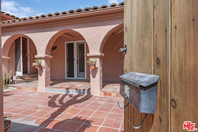 931 S Ogden Drive, Los Angeles CA: https://media.crmls.org/mediaz/44b2f16d-e86f-4e14-b459-b5b778faa4c5.jpg