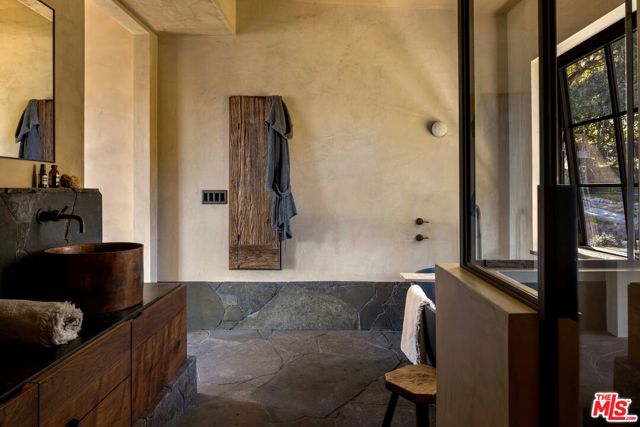 225 Powderhorn Ranch Road, Topanga CA: https://media.crmls.org/mediaz/44b30913-1150-4a1c-9dba-c661a3a68b08.jpg