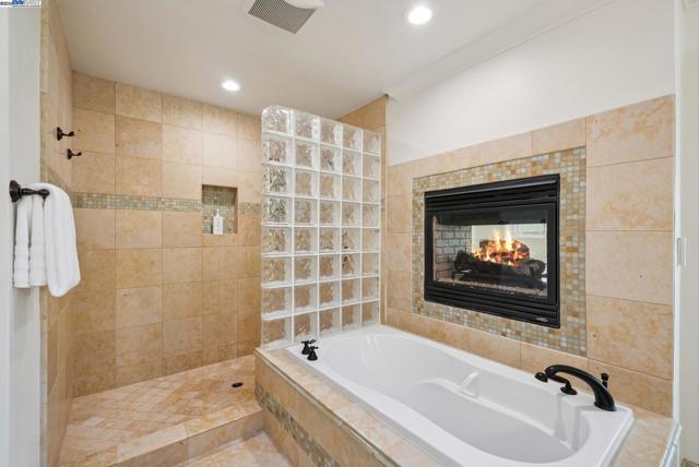 290 Bolla Ave, Alamo CA: https://media.crmls.org/mediaz/44b33a11-99e7-44bc-9e7e-dc497996b27c.jpg