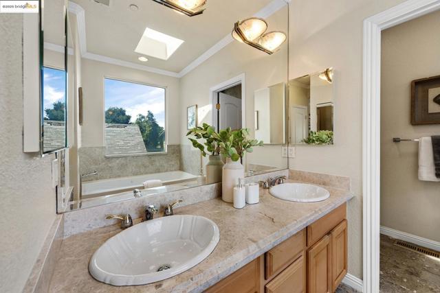 35 Amherst Ct, Menlo Park CA: https://media.crmls.org/mediaz/44b4cec9-c51d-4bf7-b4f2-ca557795f38b.jpg