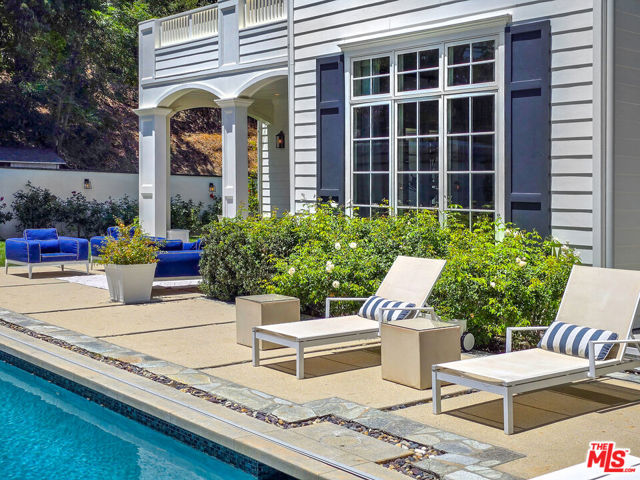 3815 Valley Meadow Road, Encino CA: https://media.crmls.org/mediaz/44b54d2a-9172-4c83-b781-6292671ca00a.jpg