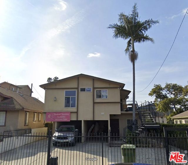 1336 W 37th Drive, Los Angeles CA: https://media.crmls.org/mediaz/44b67ad2-21c3-4307-a216-0e2adeecfd79.jpg