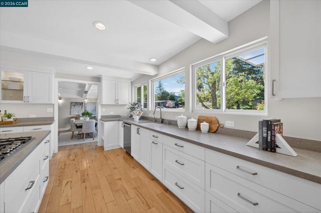 31 Ivy Dr, Orinda CA: https://media.crmls.org/mediaz/44b685f4-8511-41e6-8631-129bc5d5b43d.jpg