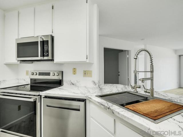 7087 Camino Degrazia, San Diego CA: https://media.crmls.org/mediaz/44b7564d-452c-411f-b566-fbee569b84fc.jpg