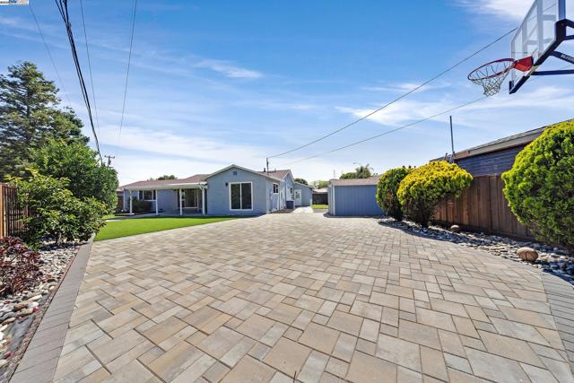 141 Peony Ct, Fremont CA: https://media.crmls.org/mediaz/44b7780a-f353-4498-ad94-aad2ab98d28f.jpg