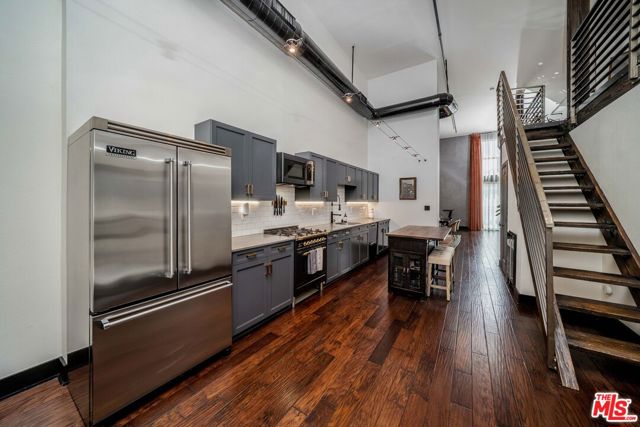 4115 Glencoe Avenue, Marina del Rey CA: https://media.crmls.org/mediaz/44b93230-4584-4afb-bf14-09010e16ac39.jpg