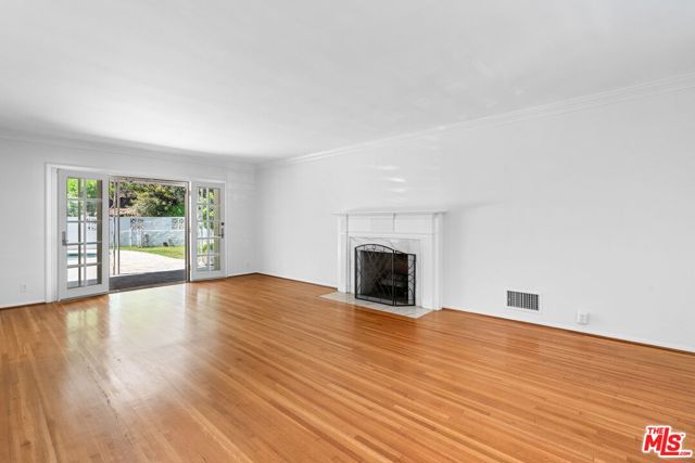 2427 Benedict Canyon Drive, Beverly Hills CA: https://media.crmls.org/mediaz/44ba2ec8-6ec0-4776-be27-8931a63cd78a.jpg