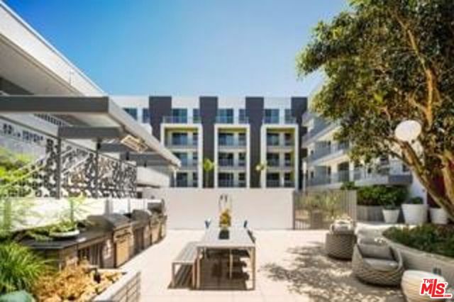7141 Santa Monica Boulevard, West Hollywood CA: https://media.crmls.org/mediaz/44bacb34-25d2-4d89-be59-35f14ac11074.jpg