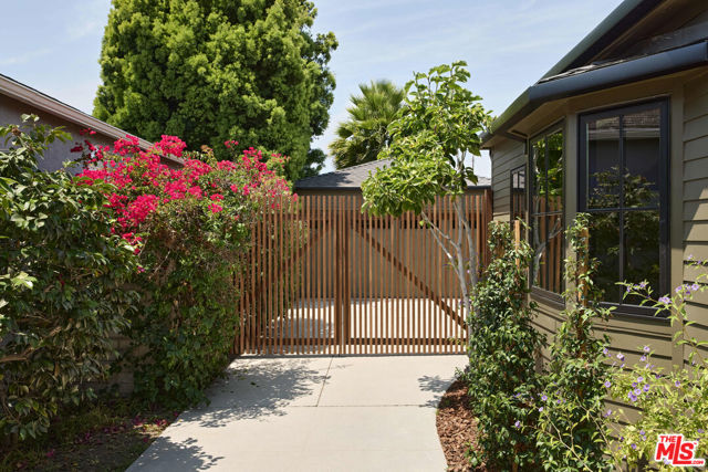 7907 Croydon Avenue, Los Angeles CA: https://media.crmls.org/mediaz/44bcba97-fd44-42e1-807f-749c6b65498e.jpg