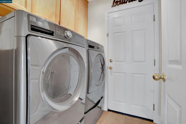 380 Claremont Dr, Brentwood CA: https://media.crmls.org/mediaz/44bd23a1-b855-4cfd-8754-6c37050814b0.jpg