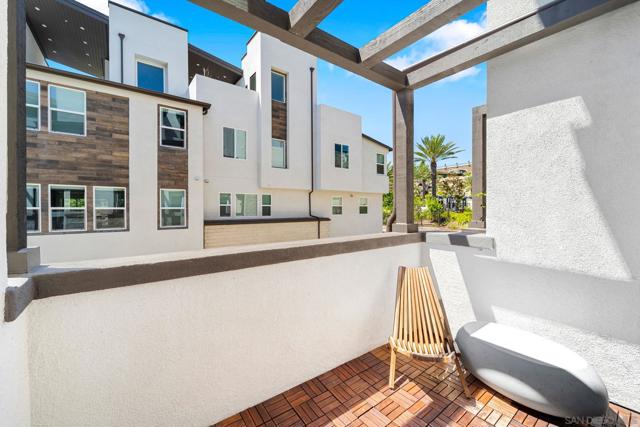 Balcony off dining/kitchen