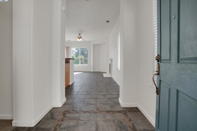342 Roundhill Dr, Brentwood CA: https://media.crmls.org/mediaz/44bdb9f9-7311-456a-9c07-d7ada49e0994.jpg